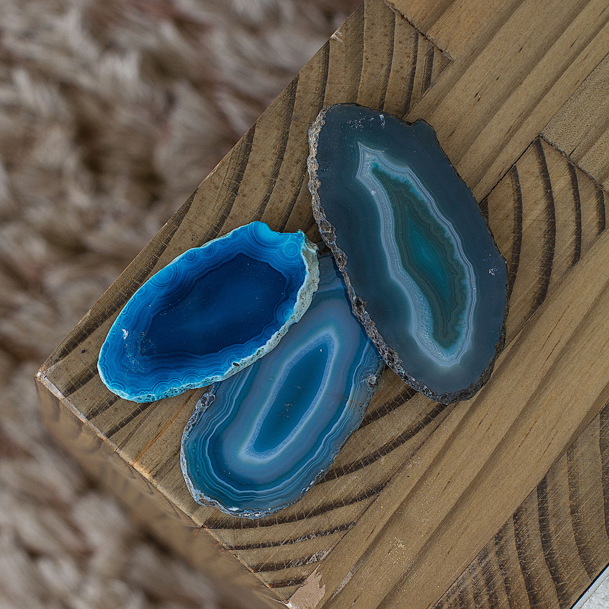 Agate has soothing stress relieving properties which aid in creating a sense of calm and inner peace. It is subtle and relieves negative energy helping to rebalance and harmonize the body. Instilling a sense of security and safety it will propel negative thoughts and emotions. Giving you a clearer perception of life.