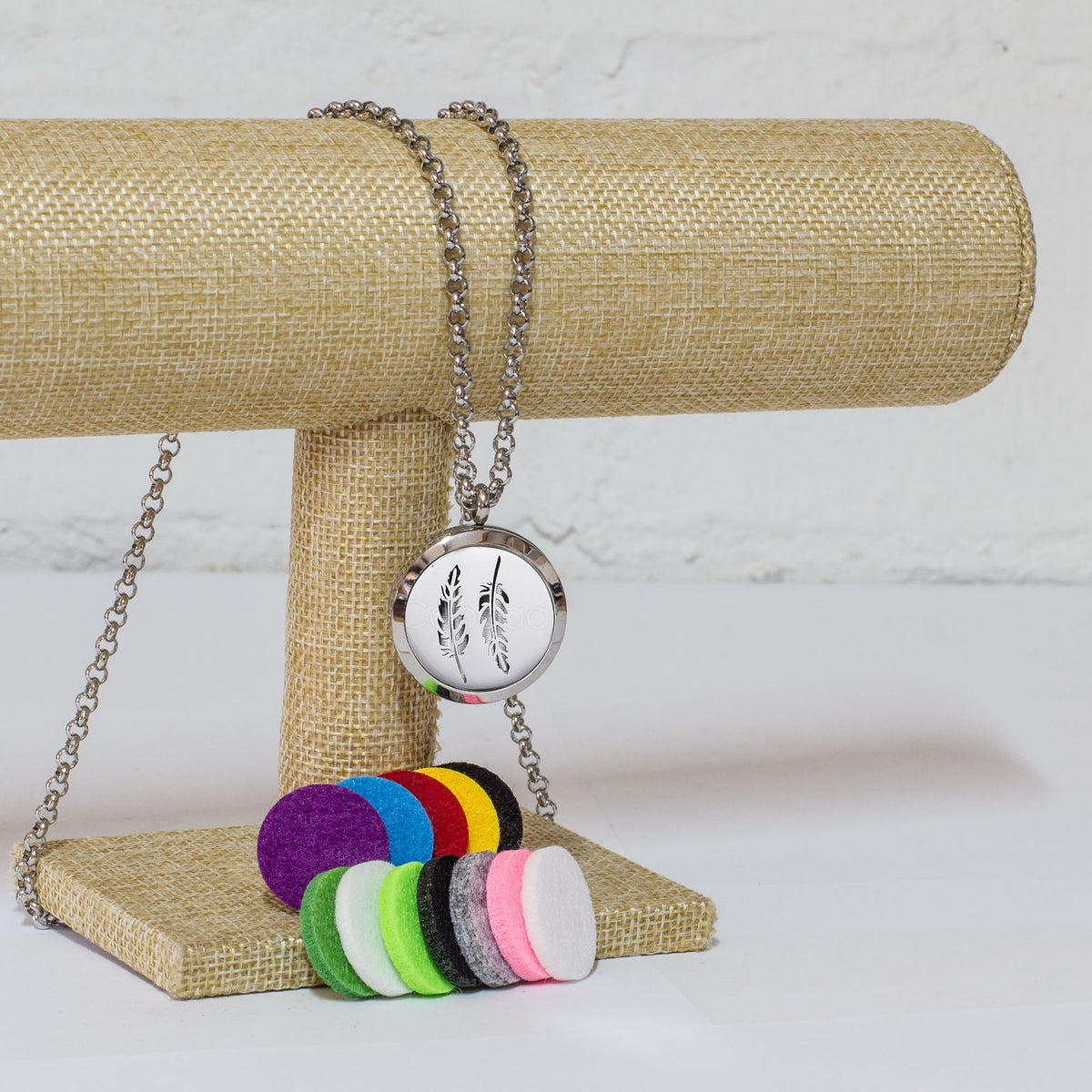 Feathers - Diffuser Necklace Mi Chakra - These stunning Silver Diffuser necklace&#39;s come with 12 assorted color pads which you&amp;nbsp;dab a few drops of the 7 Chakra oil onto them, leaving you in tranquility all day long, not to mention leaving you smelling great all day. They are packaged in a beautiful wooden box and perfect as a gift.&amp;nbsp;