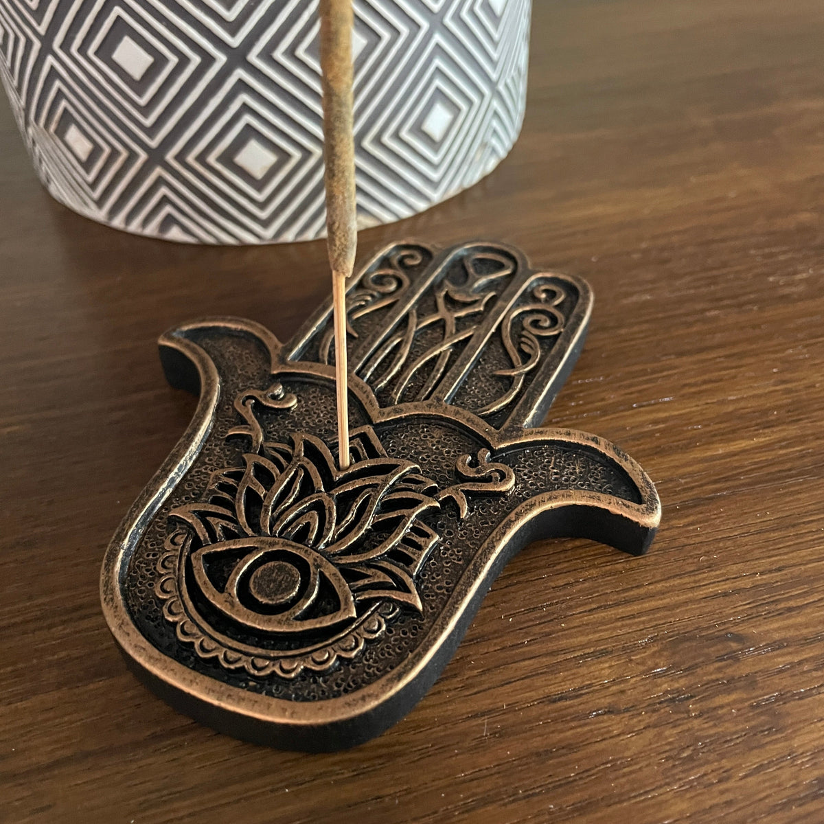 Hamsa Hand Metal Incense holder (Gold) Mi Chakra - Introducing a stylish metal Hamsa Hand incense holder, a beautifully crafted piece that seamlessly blends elegance with functionality. This unique design not only enhances the aesthetic of your space but also serves as a perfect resting place for your favorite incense sticks. The intricate detailing of the Hamsa hand symbolizes protection and good fortune, making it a meaningful addition to your home decor. Whether you&#39;re looking to create a serene atmosphe