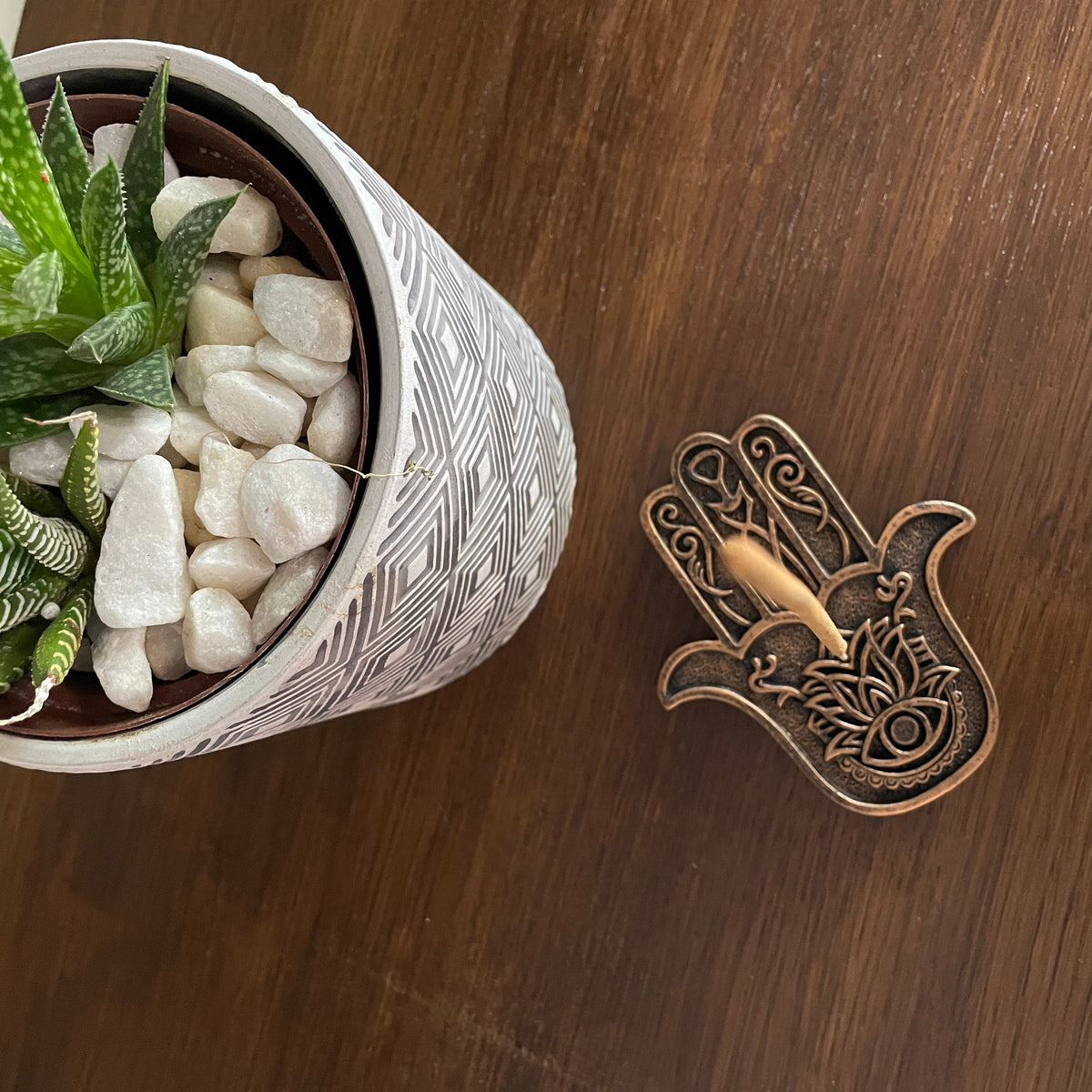 Hamsa Hand Metal Incense holder (Gold) Mi Chakra - Introducing a stylish metal Hamsa Hand incense holder, a beautifully crafted piece that seamlessly blends elegance with functionality. This unique design not only enhances the aesthetic of your space but also serves as a perfect resting place for your favorite incense sticks. The intricate detailing of the Hamsa hand symbolizes protection and good fortune, making it a meaningful addition to your home decor. Whether you&#39;re looking to create a serene atmosphe