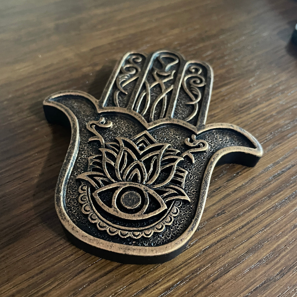 Hamsa Hand Metal Incense holder (Gold) Mi Chakra - Introducing a stylish metal Hamsa Hand incense holder, a beautifully crafted piece that seamlessly blends elegance with functionality. This unique design not only enhances the aesthetic of your space but also serves as a perfect resting place for your favorite incense sticks. The intricate detailing of the Hamsa hand symbolizes protection and good fortune, making it a meaningful addition to your home decor. Whether you&#39;re looking to create a serene atmosphe