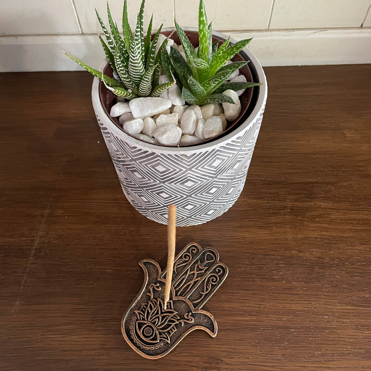 Hamsa Hand Metal Incense holder (Gold) Mi Chakra - Introducing a stylish metal Hamsa Hand incense holder, a beautifully crafted piece that seamlessly blends elegance with functionality. This unique design not only enhances the aesthetic of your space but also serves as a perfect resting place for your favorite incense sticks. The intricate detailing of the Hamsa hand symbolizes protection and good fortune, making it a meaningful addition to your home decor. Whether you&#39;re looking to create a serene atmosphe