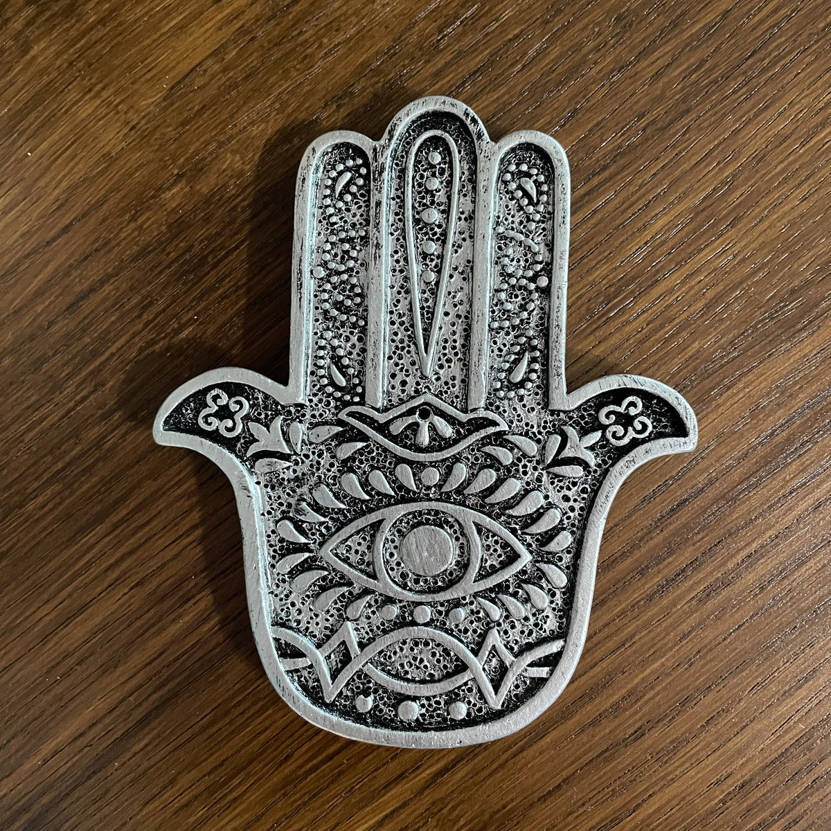 Hamsa Hand Metal Incense holder (Silver) Mi Chakra -Introducing a stylish metal Hamsa Hand incense holder, a beautifully crafted piece that seamlessly blends elegance with functionality. This unique design not only enhances the aesthetic of your space but also serves as a perfect resting place for your favorite incense sticks. The intricate detailing of the Hamsa hand symbolizes protection and good fortune, making it a meaningful addition to your home decor. Whether you&#39;re looking to create a serene atmosph