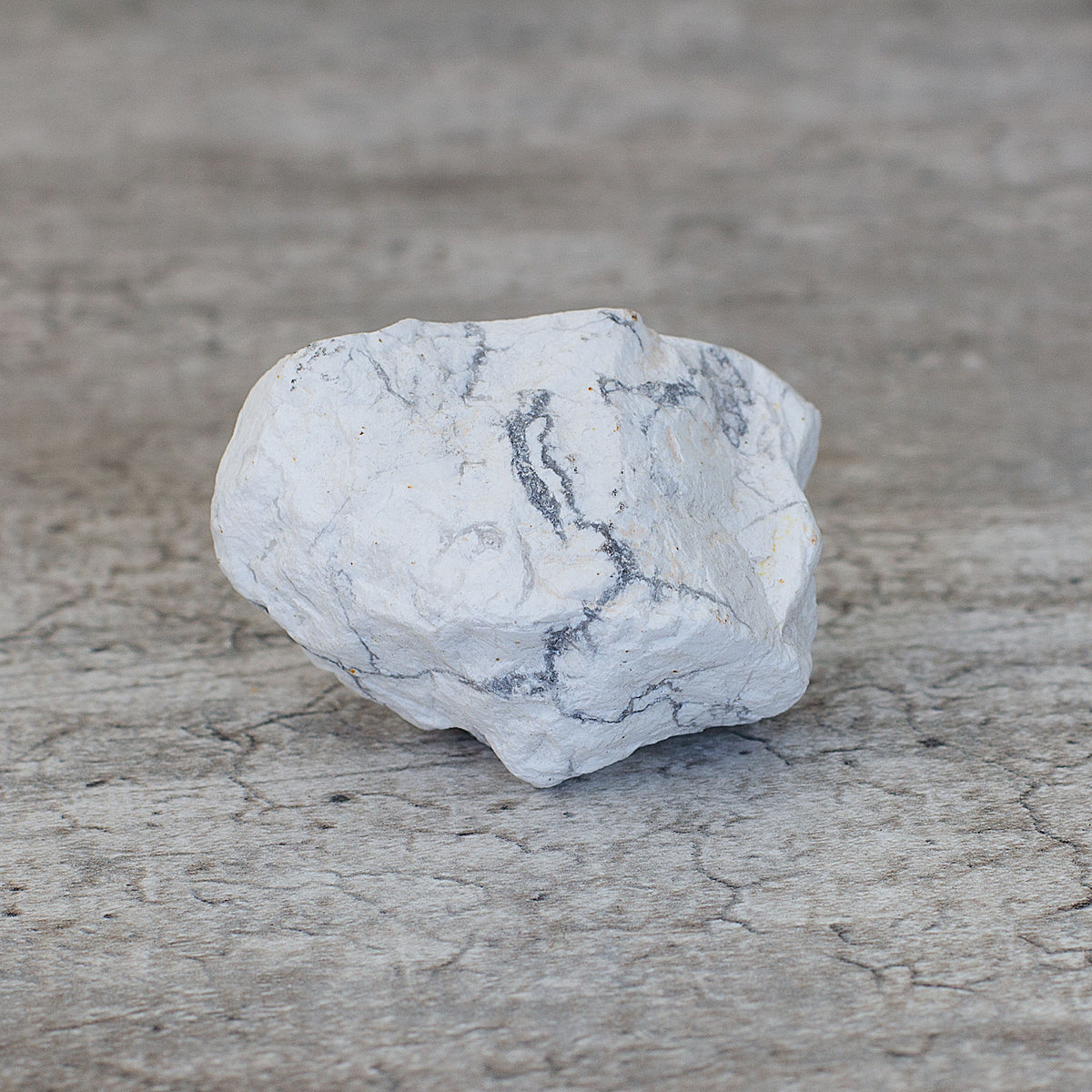 The exquisite beauty of Howlite, coupled with its tranquil and soothing attributes, serves to alleviate pain, stress and even feelings of anger. By pacifying a turbulent mind, this gemstone fosters a flow of positivity and spiritual development in one&#39;s life.Howlite stands as a potent shield against negative energies, enhancing awareness and nurturing patience. Adorning Howlite facilitates restful sleep and promotes mental serenity during meditation. When combined with other crystals, Howlite not only enhan
