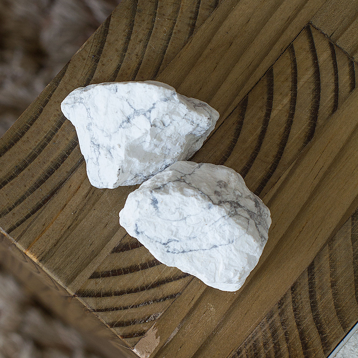 The exquisite beauty of Howlite, coupled with its tranquil and soothing attributes, serves to alleviate pain, stress and even feelings of anger. By pacifying a turbulent mind, this gemstone fosters a flow of positivity and spiritual development in one&#39;s life.Howlite stands as a potent shield against negative energies, enhancing awareness and nurturing patience. Adorning Howlite facilitates restful sleep and promotes mental serenity during meditation. When combined with other crystals, Howlite not only enhan